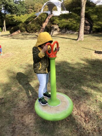 公園で元気に遊ぶ